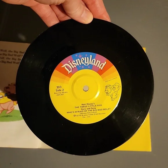 Walt Disney's Three Little Pigs Read Along storybook and record - Picture 4 of 7
